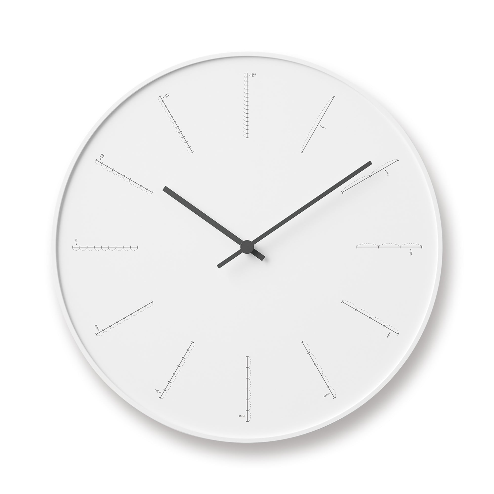 Runde weiße Wanduhr mit schwarzen Zeigern und feinen Teilstrichen im Ziffernblatt