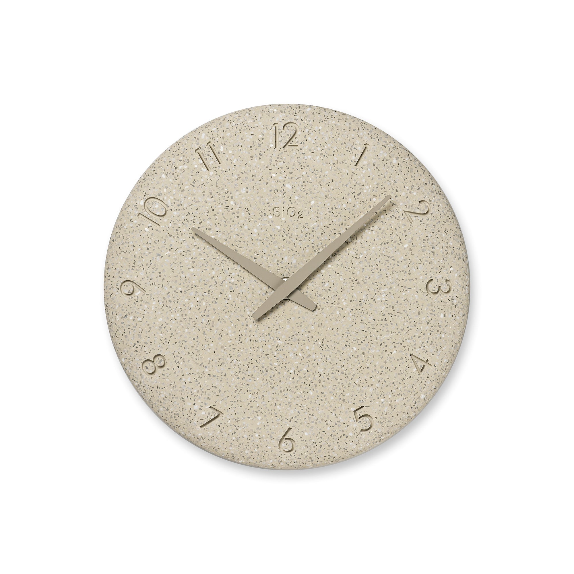 Beige gesprenkelte Wanduhr mit goldenen Ziffern und drei Zeigern