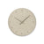 Beige gesprenkelte Wanduhr mit goldenen Ziffern und drei Zeigern