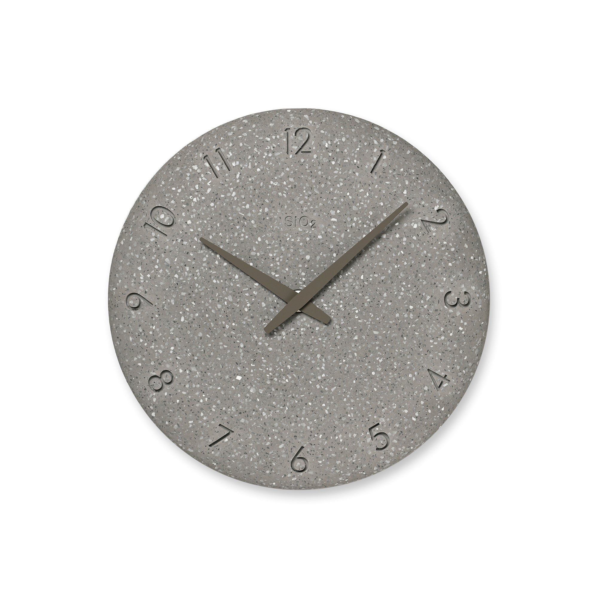 Graue Quarzwanduhr mit steiniger, gesprenkelter Oberfläche und silbernen Zeigern