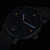 Orologio da uomo con quadrante scuro, indici luminescenti e lancette luminose