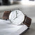 Orologio da uomo vista frontale: quadrante bianco, cinturino in pelle marrone e cassa color argento