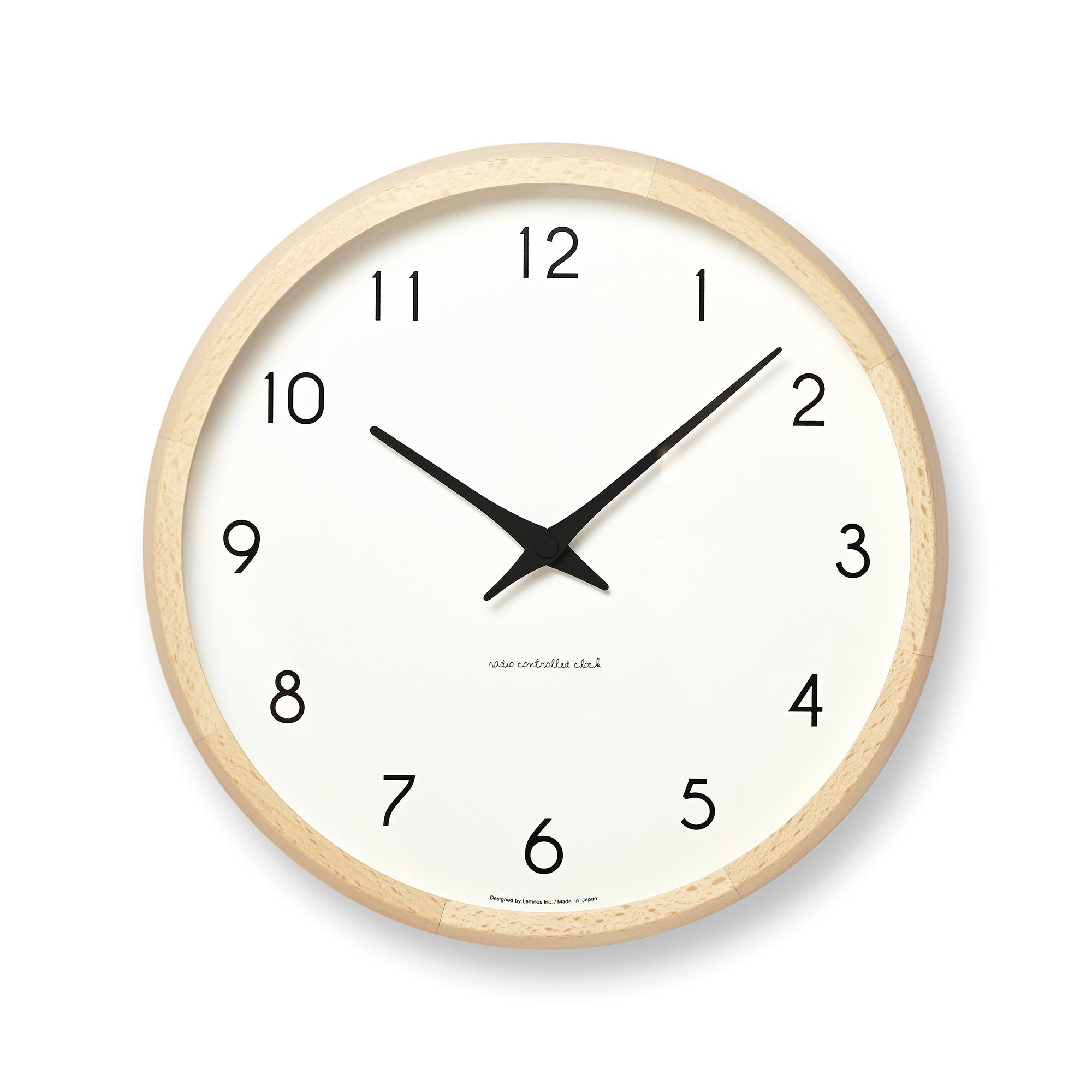 Lemnos Wanduhr aus Naturholz mit weißem Zifferblatt, schwarzen Zeigern und Zahlen