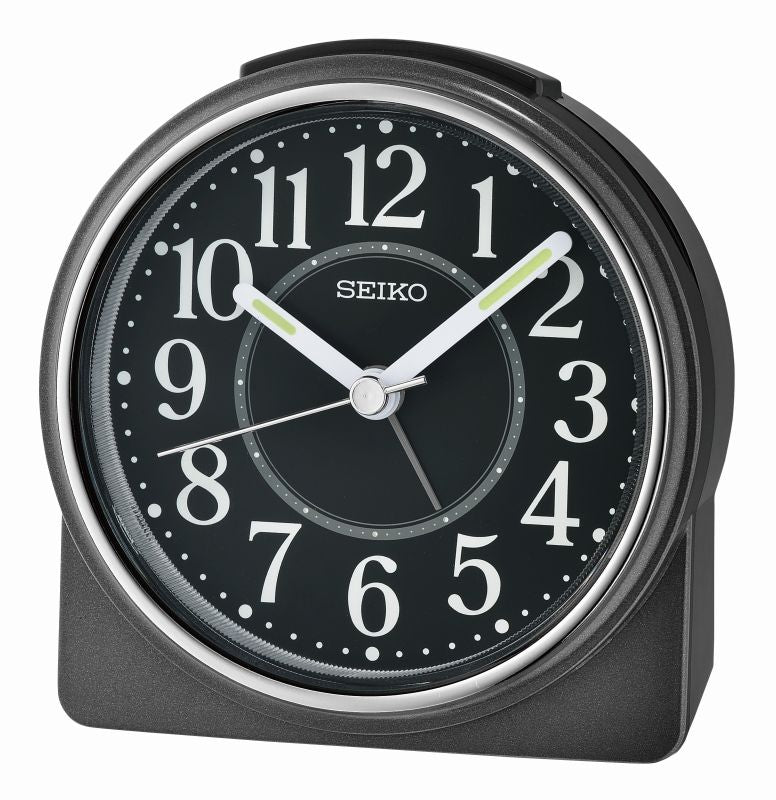 Schwarzer Seiko-Wecker mit analogem Zifferblatt, großen Zahlen und Zeigern