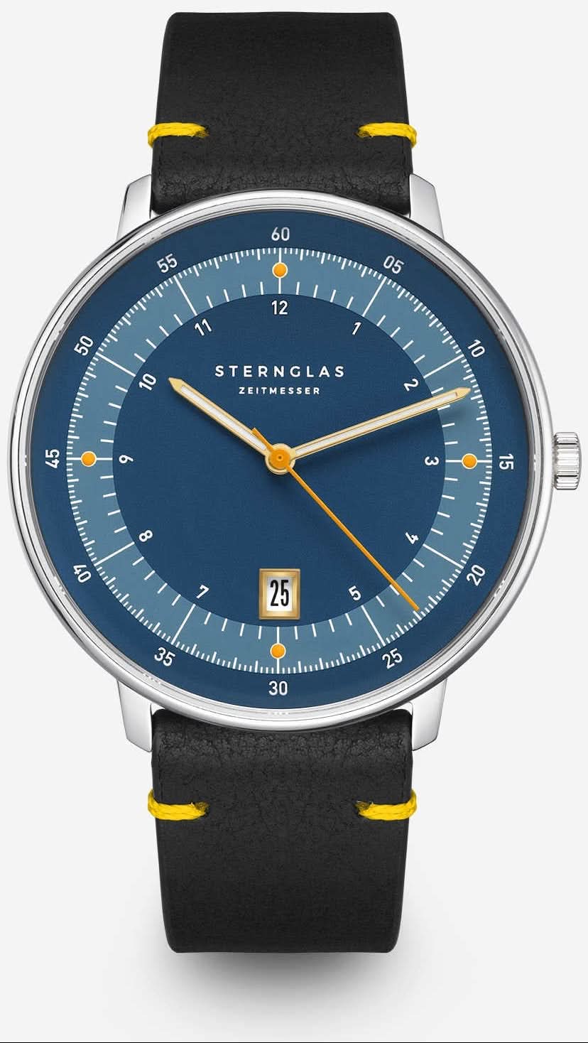 Alt text: Orologio da tasca Hamburg Edition 1911, blu scuro e argento, con quadrante vintage nero e giallo, vista frontale su sfondo grigio.