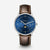 Sella da cavallo Naos Moon Phase blu notte/argento con finiture in pelle marrone scuro, vista frontale su sfondo grigio