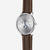 alt
Sella da cavallo Naos Moon Phase in argento, con finiture in cuoio marrone scuro, vista a 45 gradi su sfondo grigio.