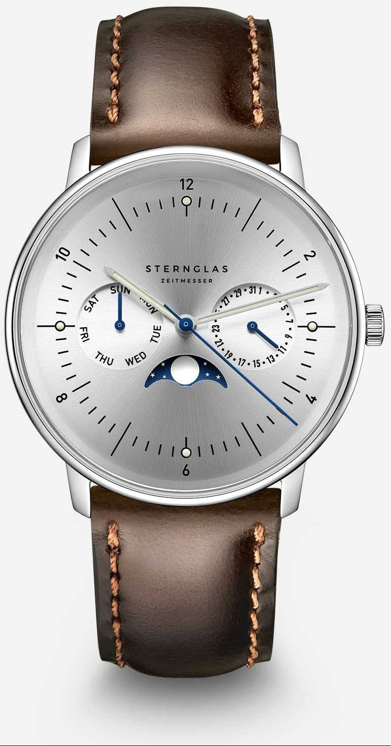 alt
Sella da cavallo Naos Moon Phase in argento e pelle marrone scuro, vista frontale su sfondo grigio.