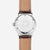 alt="Sella da equitazione Naos Solar in bianco e argento con finiture in cuoio marrone scuro e retro grigio"