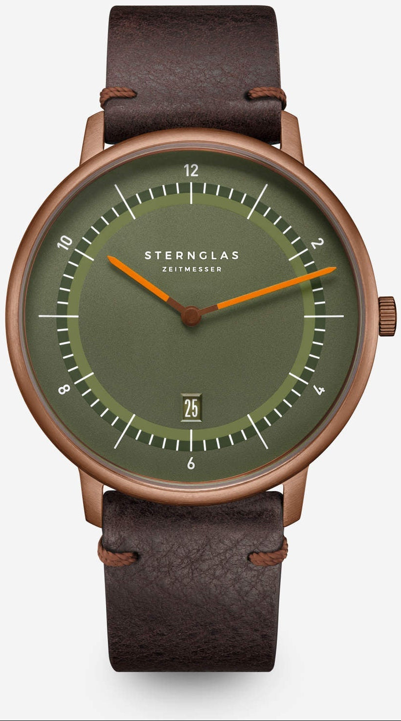 Sedia Naos X con braccioli, edizione 1905, finitura verde scuro/bronzo, seduta vintage in pelle color moka, vista frontale su sfondo grigio.
