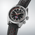 Seiko Prospex Herrenuhr mit schwarzem Zifferblatt, roten Akzenten und schwarzem Lederarmband.