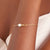 Bracciale con perla bianca e catena a maglie sottili al polso