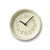 Kleine runde Wanduhr in Creme mit schwarzen Zeigern und erhabenen Ziffern