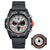 Orologio da uomo con cinturino nero, quadrante bianco e pulsante arancione; dettaglio bussola.