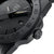 Luminox Dettaglio cassa: lunetta nera, lancette con accenti luminosi e datario (3).