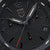 Orologio da uomo vista ravvicinata: lancette analogiche, data 31, lunetta nera