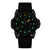 Orologio da uomo con cinturino in gomma nero, quadrante scuro e indici verdi luminescenti.