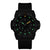 Orologio da uomo con quadrante nero, indici luminescenti verdi e cinturino nero.