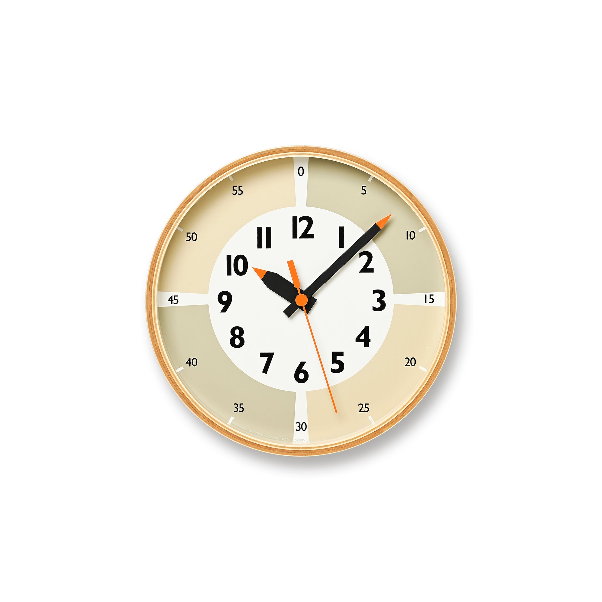 Beige runde Wanduhr mit arabischen Ziffern, schwarzen Zeigern und orangefarbenem Sekundenzeiger.