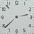 Nahaufnahme des Ziffernblatts einer Wanduhr mit Zeigern und Ziffern 11 bis 4