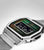 Orologio digitale con cassa argentata e display LCD verde, cinturino in maglia in vista