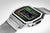 Orologio digitale con cassa in argento, display LCD retroilluminato verde e cinturino in rete
