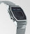 Orologio digitale rettangolare con cassa argentata e cinturino in maglia d'acciaio inossidabile, angolato
