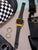 Digitale Vintage-Uhr mit schwarzem Metallband und goldfarbener Digitalanzeige