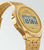 Casio Vintage Digitaluhr, goldenes Armband, seitliche Ansicht mit Display