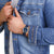 Orologio unisex al polso, quadrante blu e cinturino in tessuto blu scuro, primo piano.