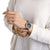Orologio unisex al polso con quadrante verde scuro e cinturino in tessuto verde.