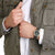 Orologio da polso con quadrante verde scuro e cinturino in tessuto verde.