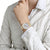 Orologio unisex al polso con cinturino milanese color oro e quadrante grigio-blu