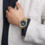 Unisex-Uhr am Handgelenk: blaues Zifferblatt mit goldener Lünette und dunklem Armband