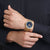 Unisex-Uhr am Handgelenk: blaues Zifferblatt, goldener Rahmen und dunkles Armband