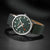 Orologio con quadrante verde scuro, punta rossa della lancetta dei secondi e cinturino in tessuto verde