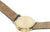 Rückseite der Unisex-Armbanduhr mit goldfarbenem Gehäuse und braunem Lederband.