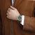 Unisex-Armbanduhr am Handgelenk mit dunkelgrünem Zifferblatt und dunkelgrünem Stoffband.