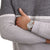 Unisex-Uhr am Handgelenk mit grauem Textilarmband und grauem Zifferblatt