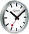 Wanduhr mit silbernem Rahmen, weißem Zifferblatt, schwarzen Zeigern und rotem Sekundenzeiger