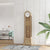 Orologio a pendolo in legno chiaro con quadrante rotondo, anta in vetro e barre sonore