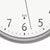 Funk-Wanduhr-Zifferblatt: weiße Fläche mit schwarzen Zahlen, Zeigern und Funk-Symbol