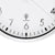 Orologio da parete a cucù con quadrante bianco e marcatori dei minuti neri, vista ravvicinata