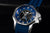 Orologio da uomo con cinturino in silicone blu, cassa argentata e quadrante blu.