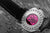Retro di un orologio da uomo con cinturino in pelle nera e logo rosso Atomic sulla cassa.