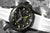 Orologio da uomo con quadrante nero, indici gialli e cassa nera