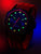 Orologio da uomo con cassa nera e cinturino in silicone rosso, lancette luminescenti