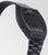 Orologio digitale Casio di lato: cassa nera, pulsanti, cinturino in metallo nero