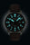 Herrenarmbanduhr mit braunem Lederband, schwarzem Zifferblatt mit leuchtenden Indizes, GMT