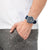 Orologio da uomo al polso con quadrante blu e cinturino blu